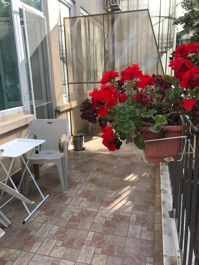 White Rose Guest Rooms Бургас Отель