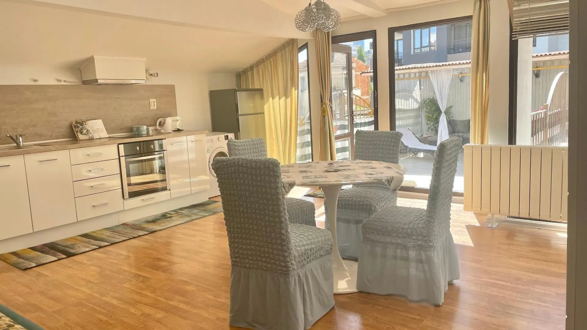 White Rose Guest Rooms Бургас Отель